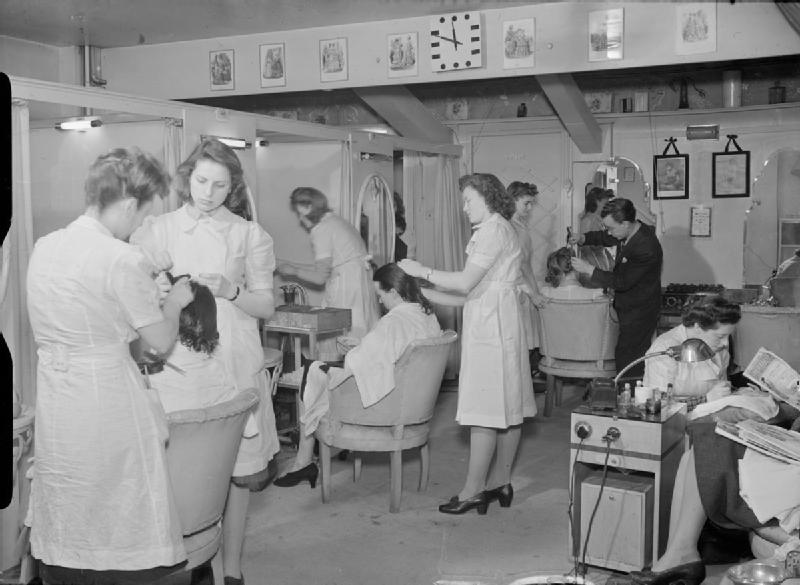 Wartime_Hair_Dresser-_the_work_of_Steiner's_Salon,_Grosvenor_Street,_London,_England,_UK,_1944_D18212